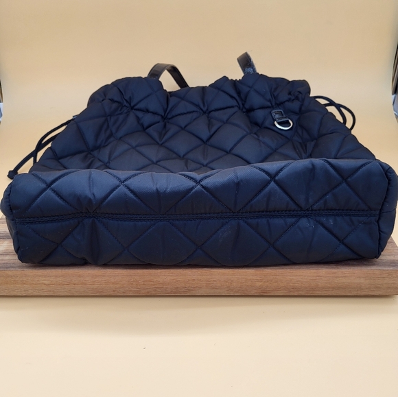 Michael Kors Black Quilted Tote w/sig Logo Lining, Magnetic & Drawstring Closure - Picture 4 of 11